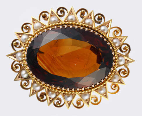 Брошь из золота (по клейму 56), общим весом 13,93 грамма, содержит природные вставки